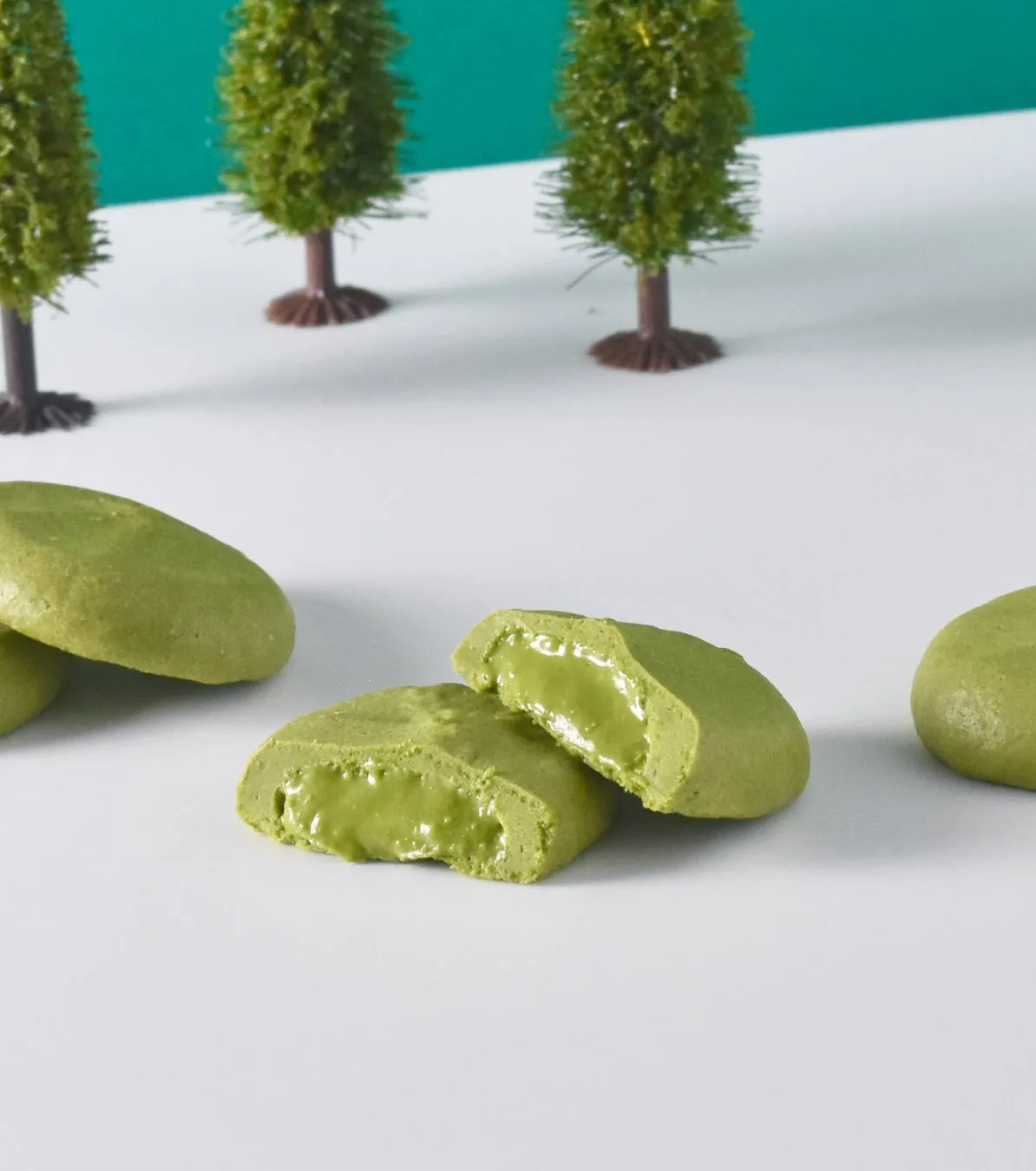 抹茶の焼きチョコクッキー。中から濃厚そうな抹茶チョコクリームがとろりと見えています。