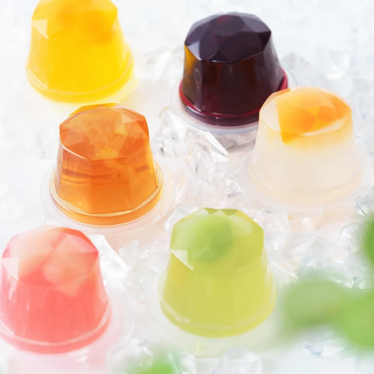 氷の上に置かれたみずみずしい宝石ゼリー