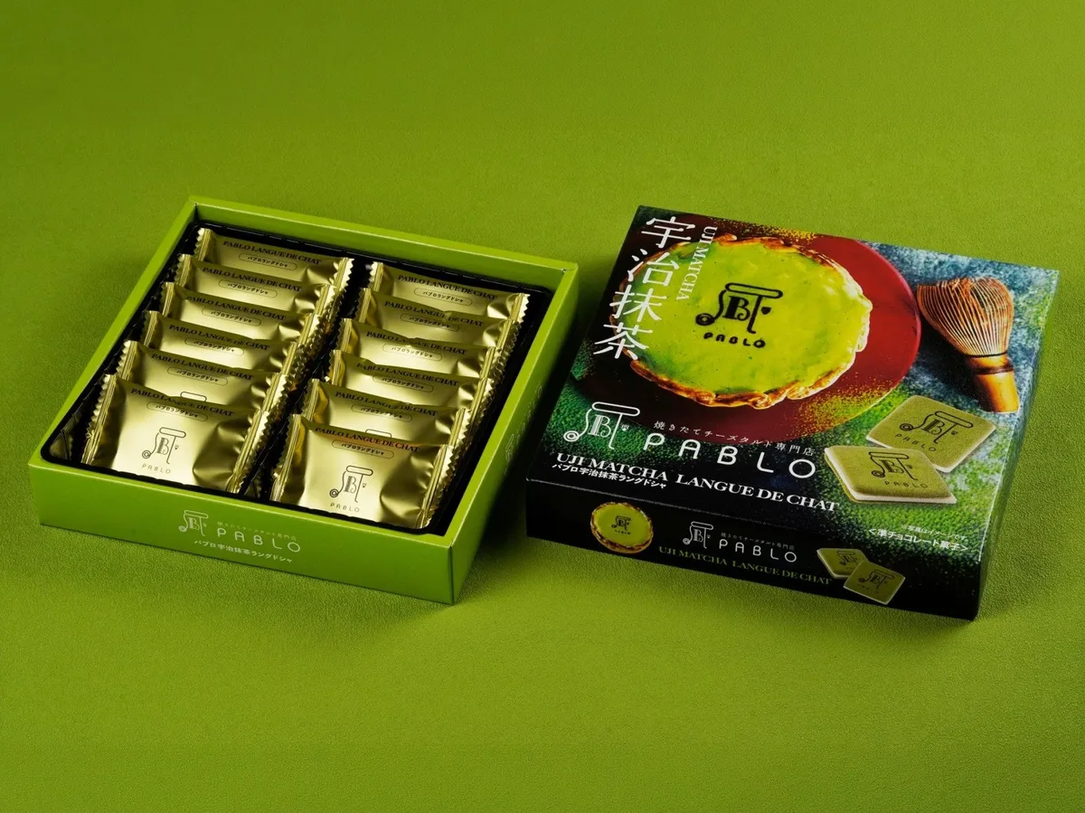 上品なゴールドの個包装と抹茶色のパッケージ