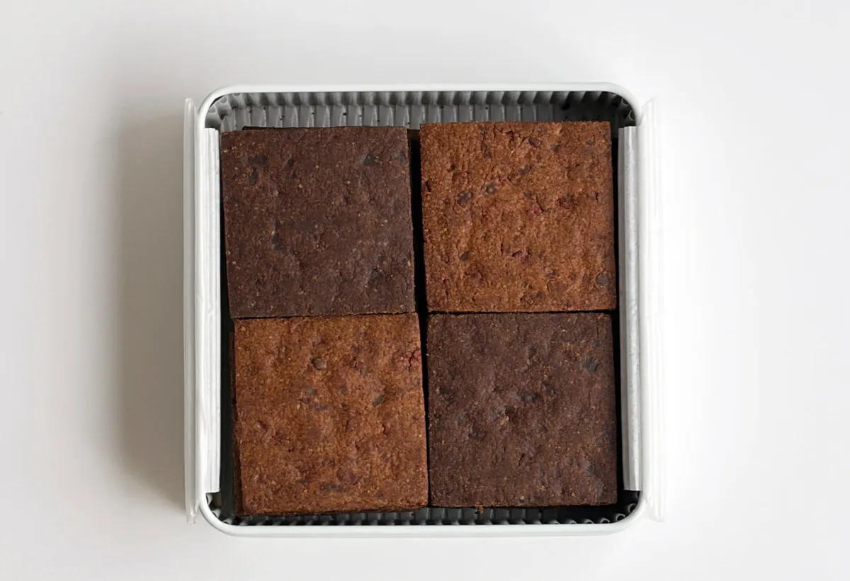 2種類のクッキーが詰まったモカブルのクッキー缶