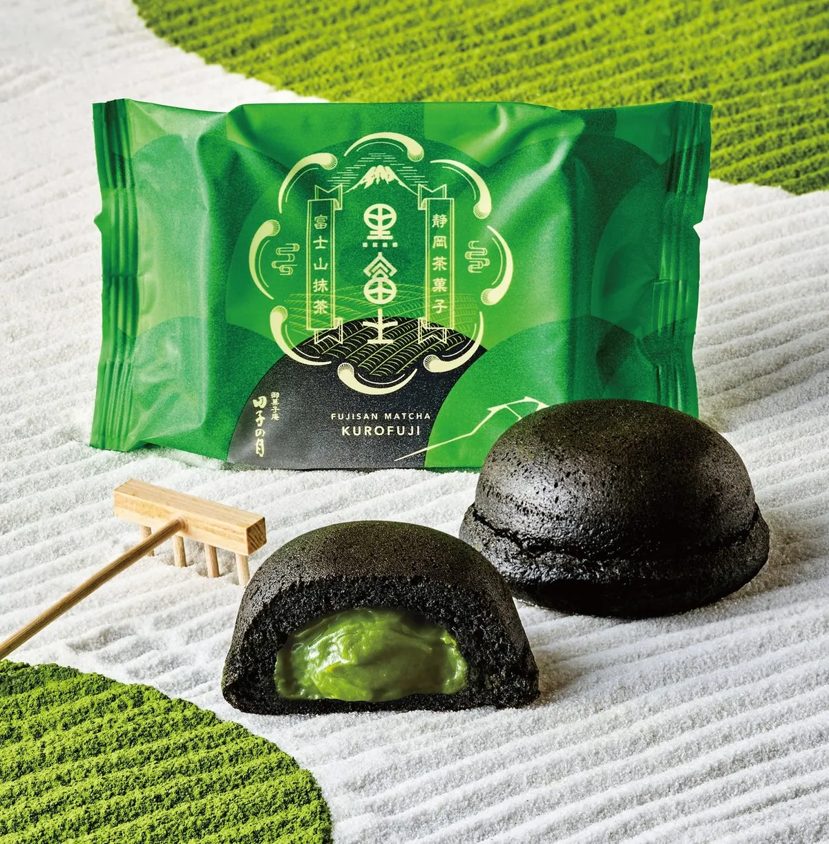 竹炭の黒いスポンジに鮮やかな抹茶クリームが詰まった「富士山抹茶 黒富士」
