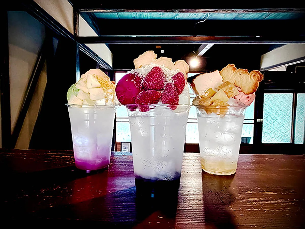 色とりどりのフルーツソーダと豪華なトッピングのラインナップ
