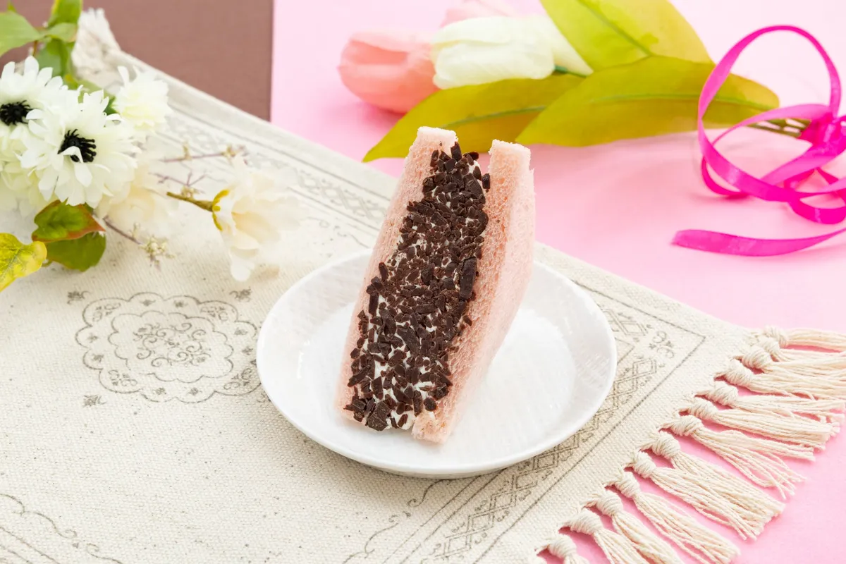 チョコチップとホイップが詰まった断面