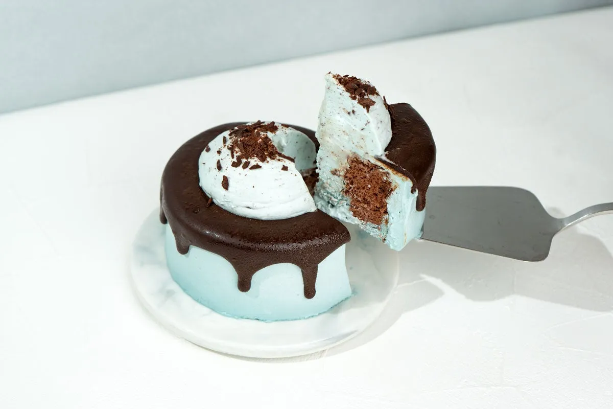 チョコ生地とミントクリームが重なるケーキの断面