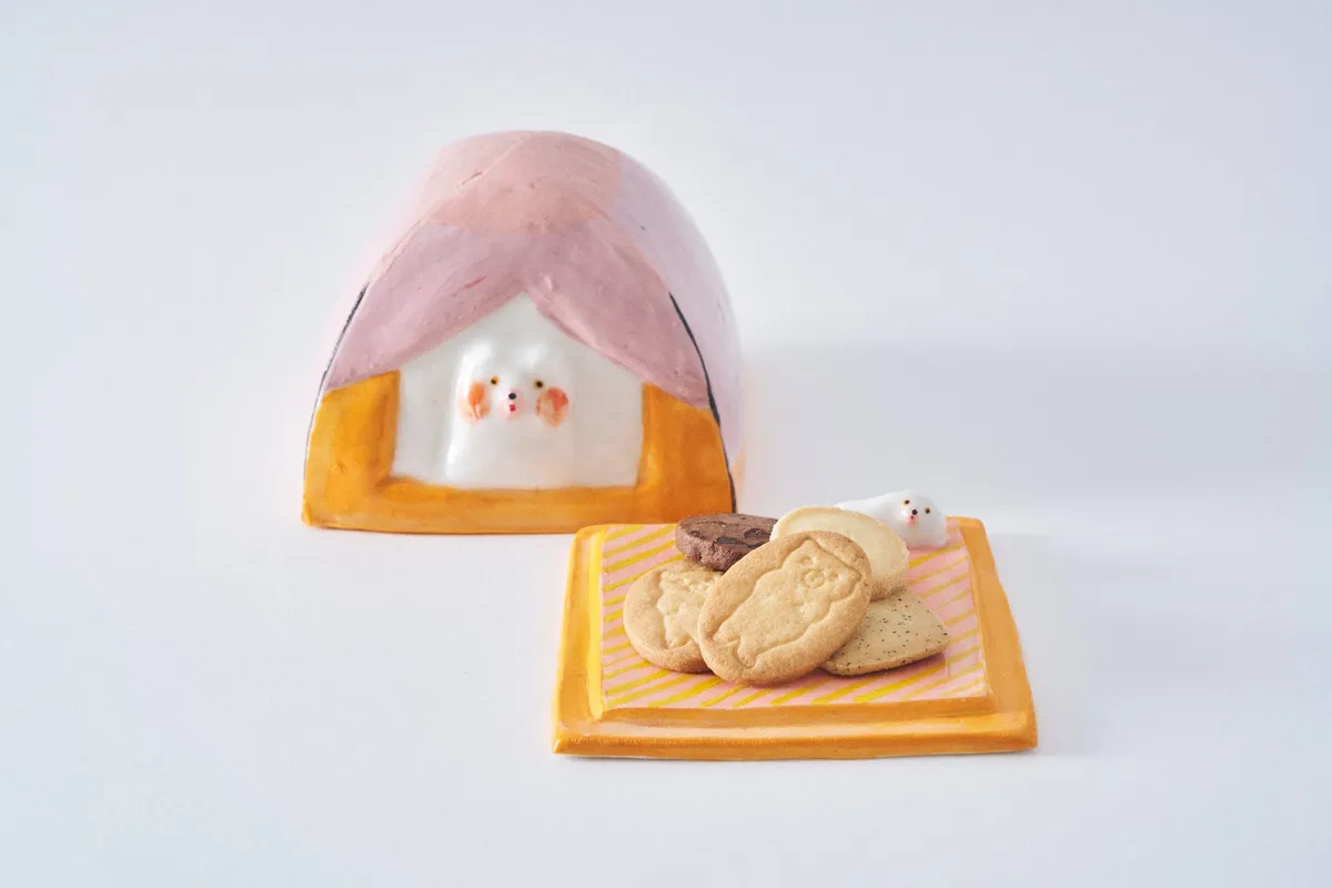 増田光制作のテント型蓋付き皿とビスケット