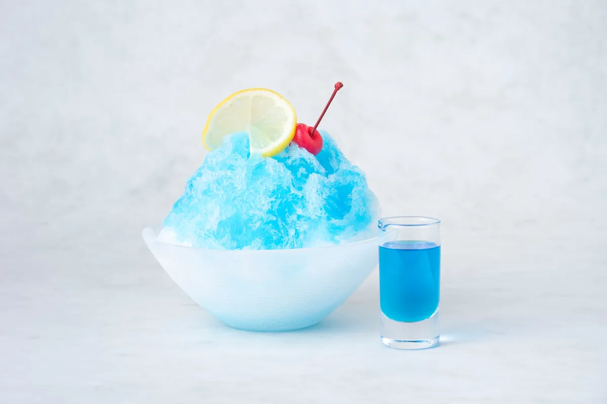爽やかなブルーが目を引く塩ラムネのかき氷