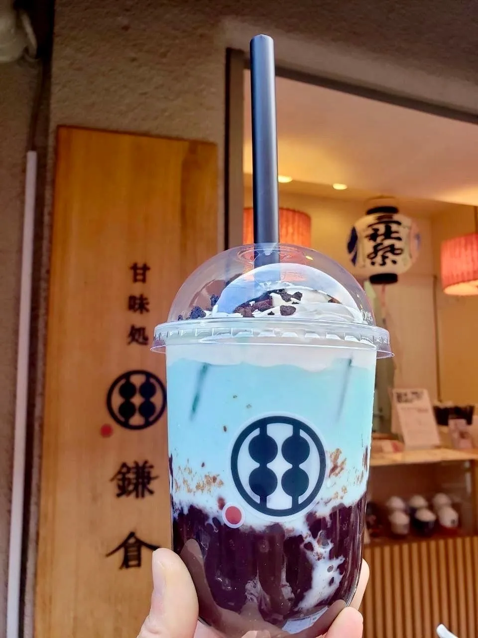 甘味処鎌倉の店舗前で撮影されたわらびもちドリンク