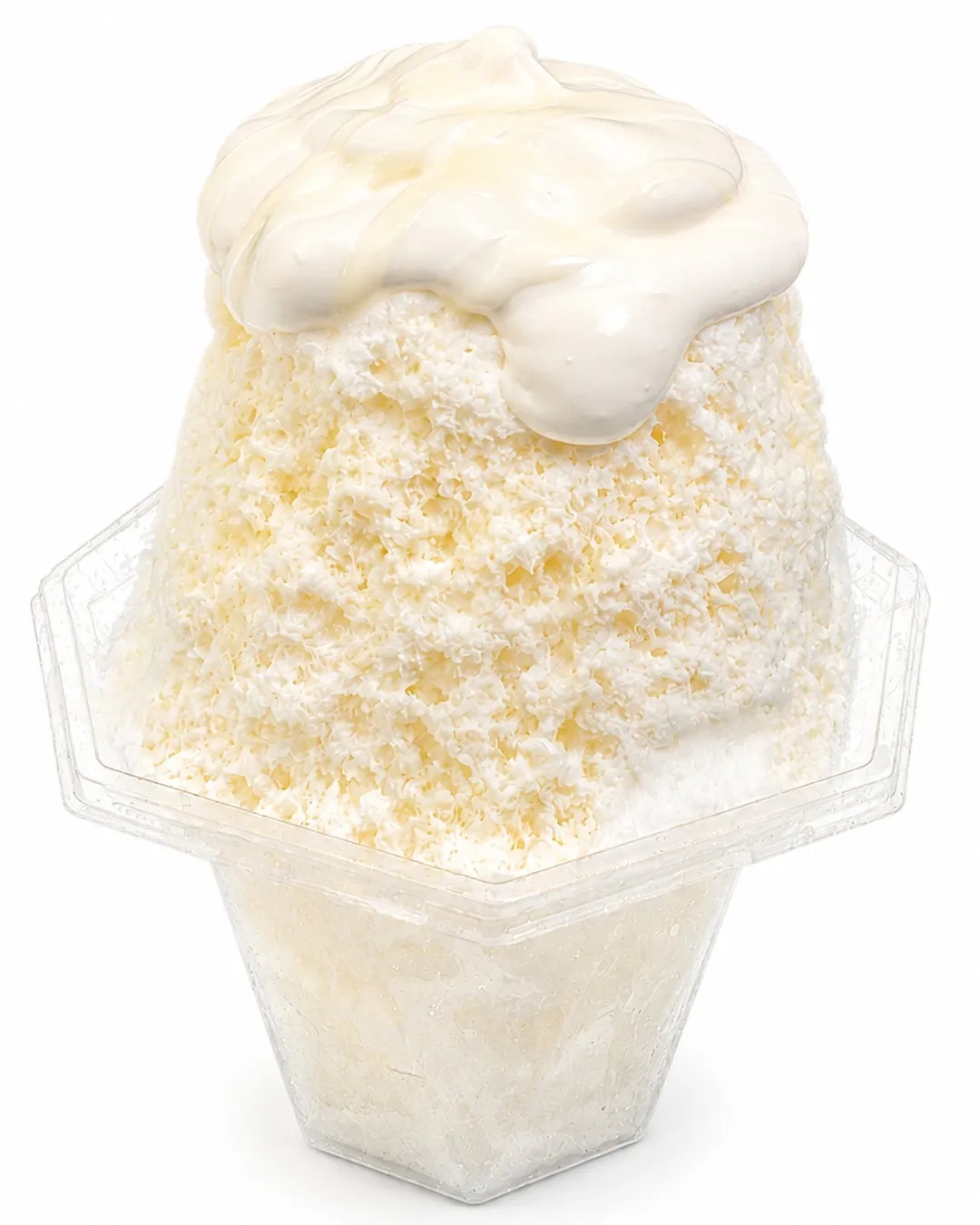 真っ白な生クリームがたっぷり乗ったミルクかき氷
