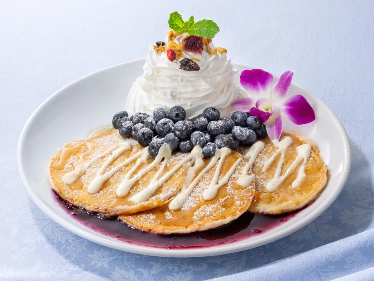大粒ブルーベリーとホイップたっぷりのパンケーキ