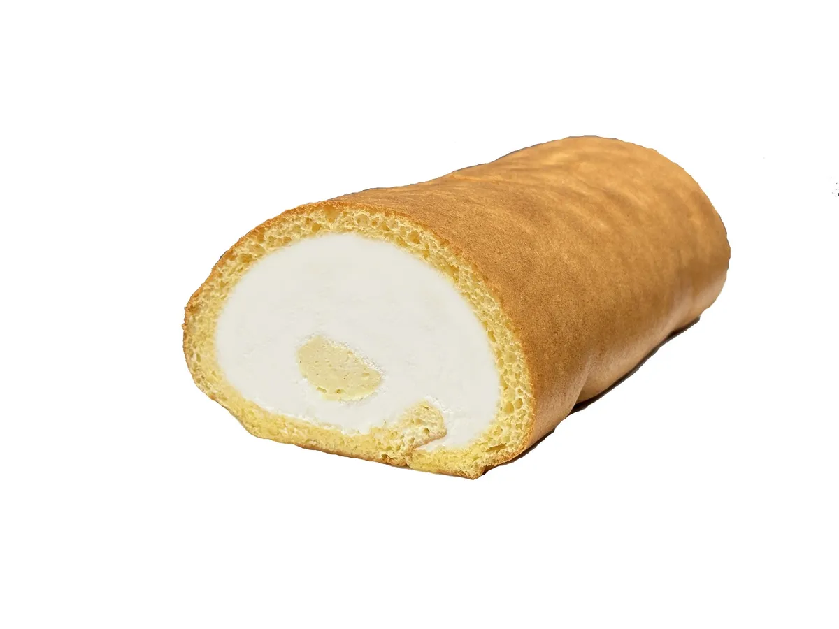 断面から溢れそうな生クリームと中央のカスタード