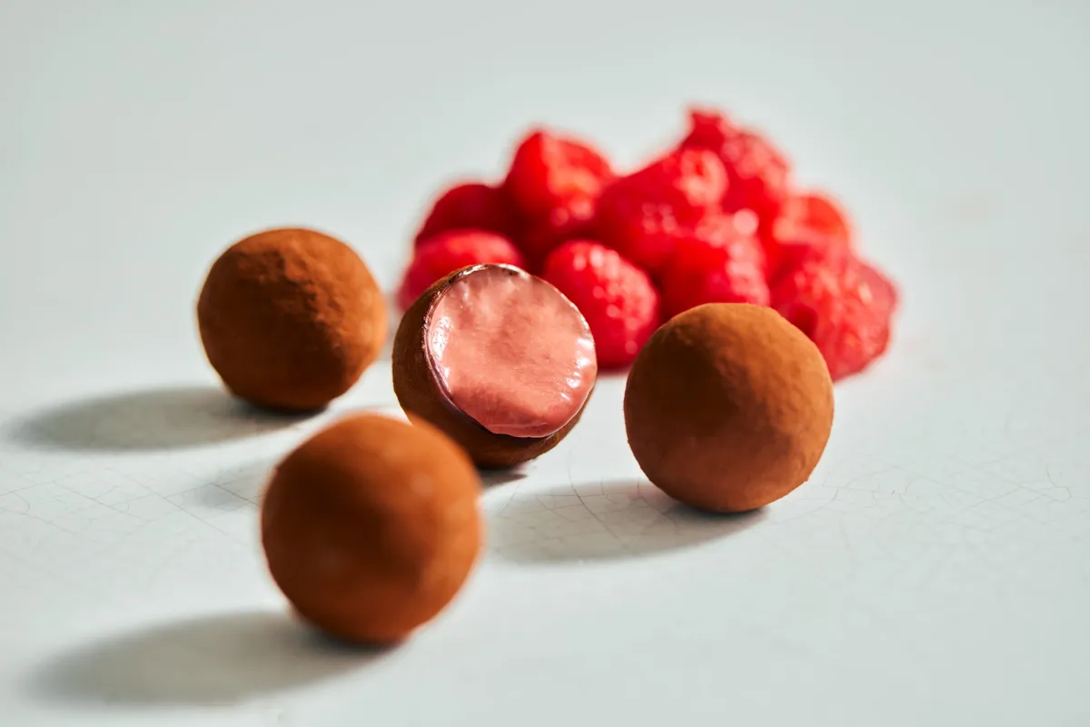 割った瞬間に中から液状のチョコレートが溢れ出すショコラ・コキーユ