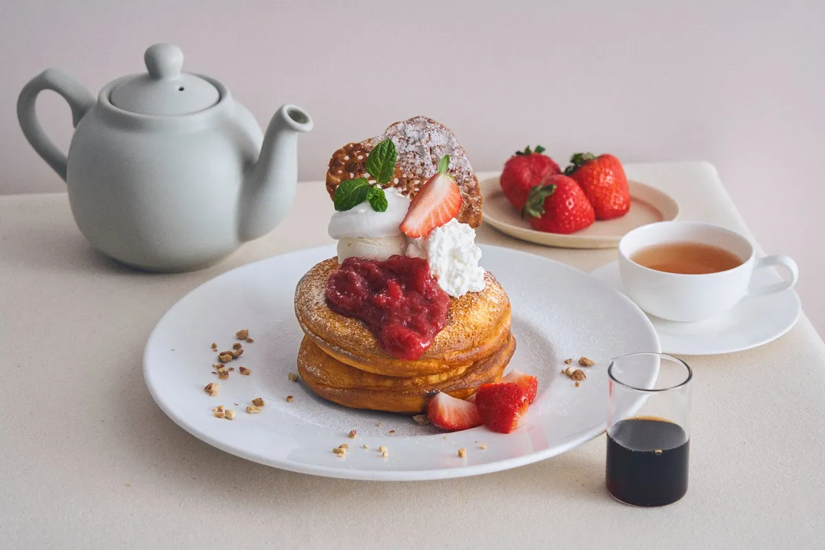 ティーセットと一緒に並ぶ、おしゃれなパンケーキのセット