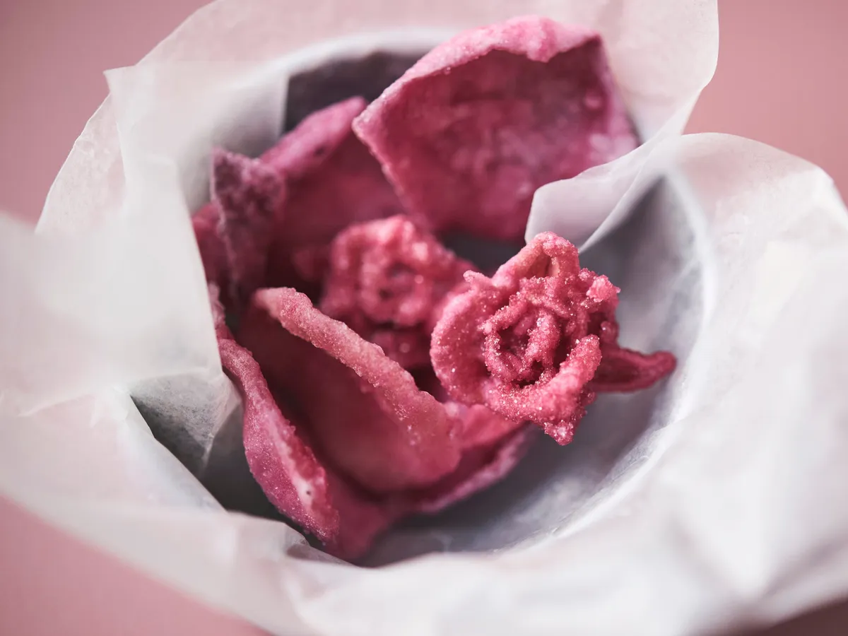 砂糖を纏った繊細なミニ薔薇のアップ