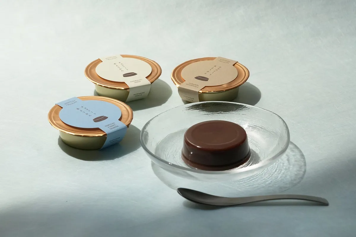 ガラスの器に盛り付けられた、つるんとした質感のチョコレート水ようかん