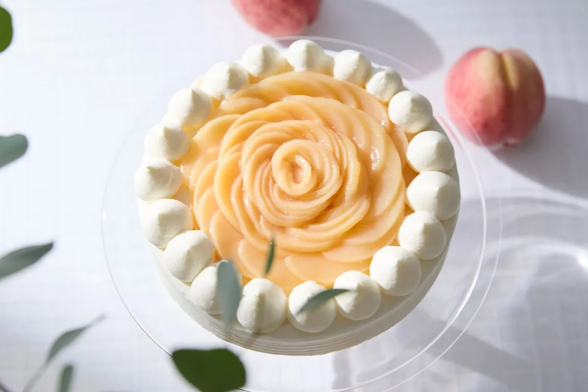 桃をバラに見立てたケーキ