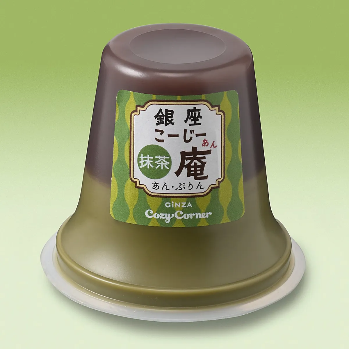 落ち着いた緑色の抹茶プリンと水ようかんが重なったあん抹茶プリン
