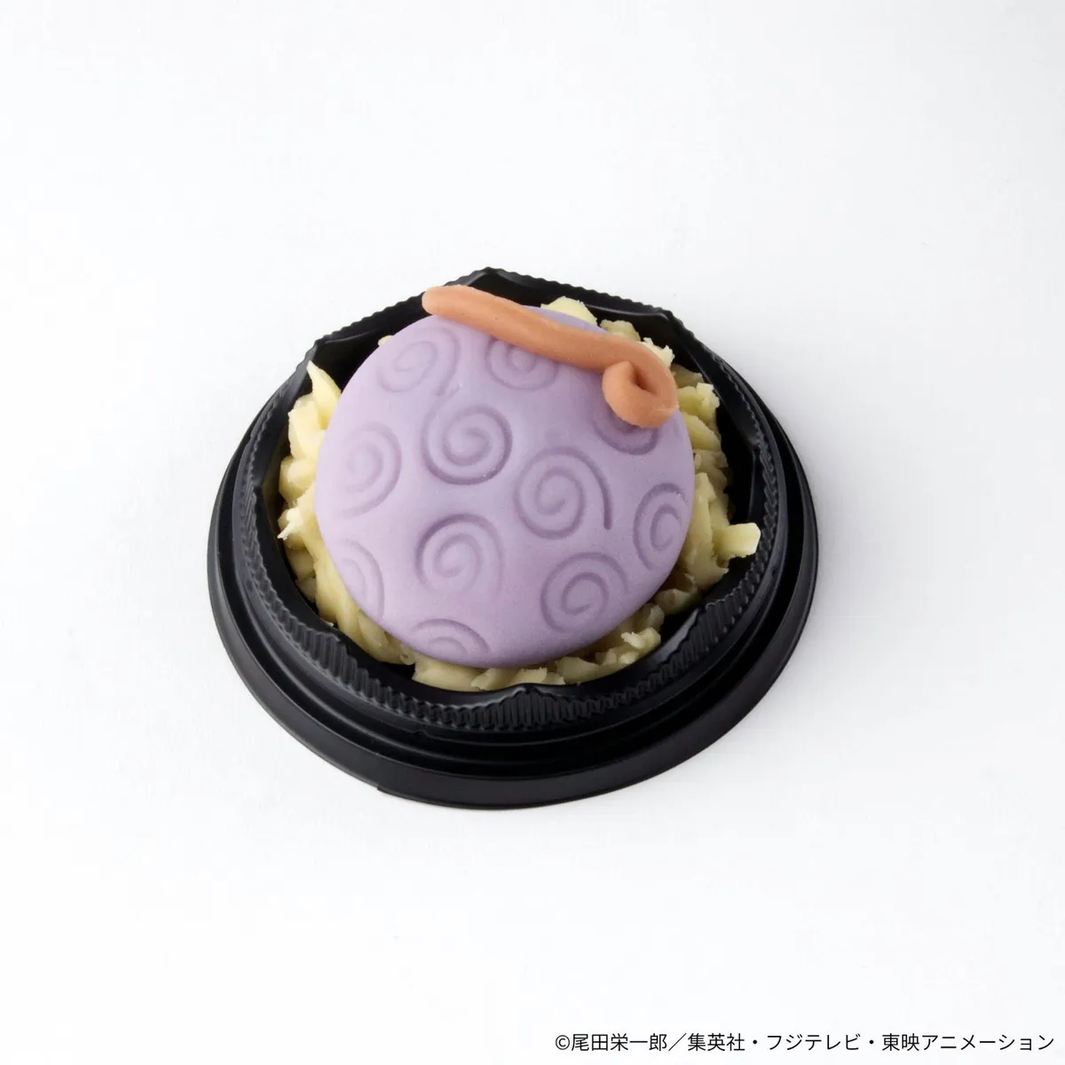 紫色の渦巻き模様が特徴的なゴムゴムの実の練り切り和菓子