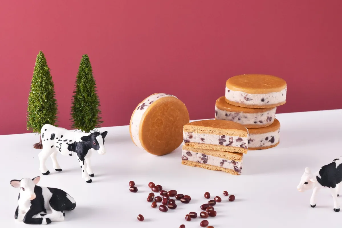 牛のフィギュアと一緒に並べられたリッチミルクサンド。ボリューム感のある見た目が食欲をそそります。