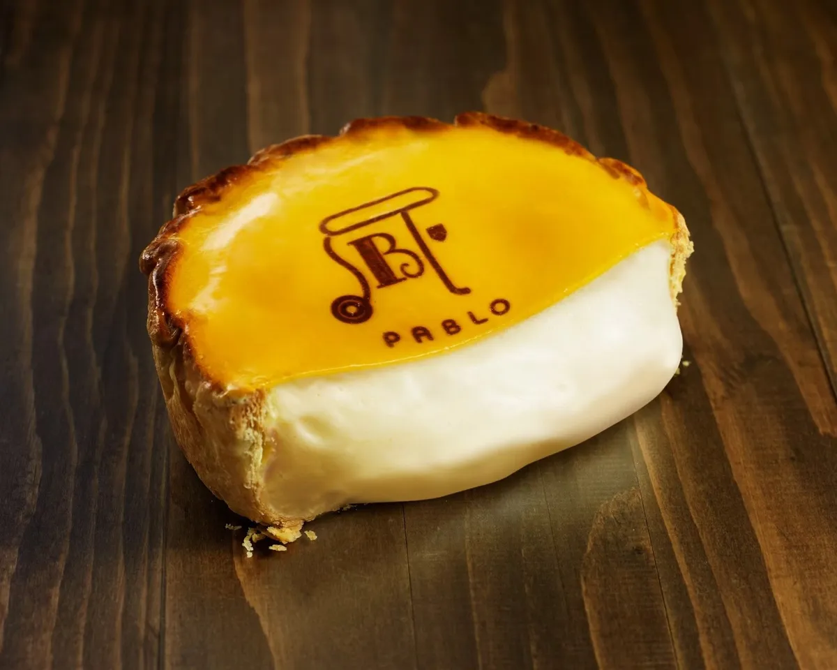 チーズタルトの断面から溢れ出す濃厚でクリーミーなチーズフィリングのアップ