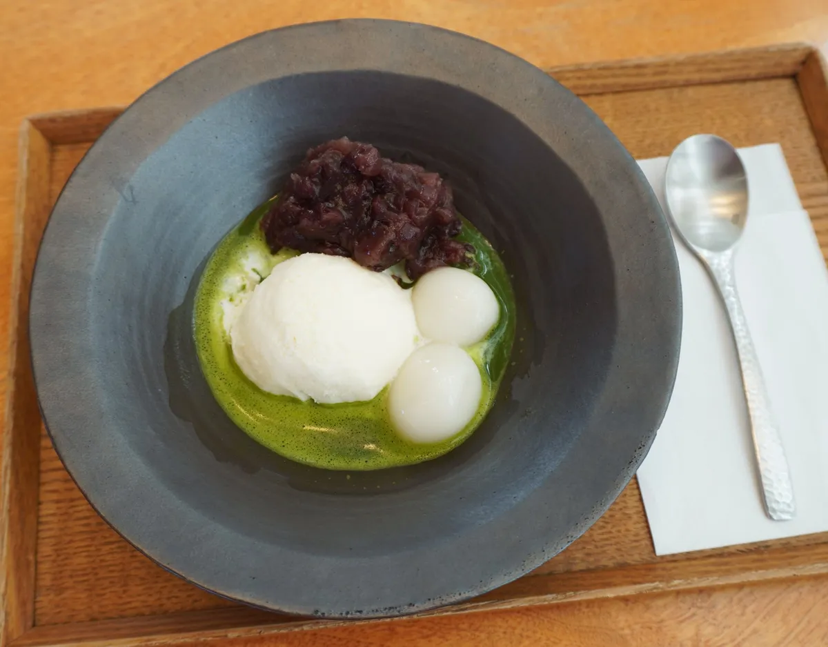 バニラアイスに濃厚な抹茶をかけて楽しむ、カフェ限定の抹茶アフォガード