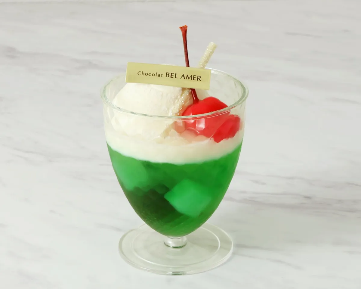 メロンソーダジュレにチェリーを飾ったジュレ クリームソーダ