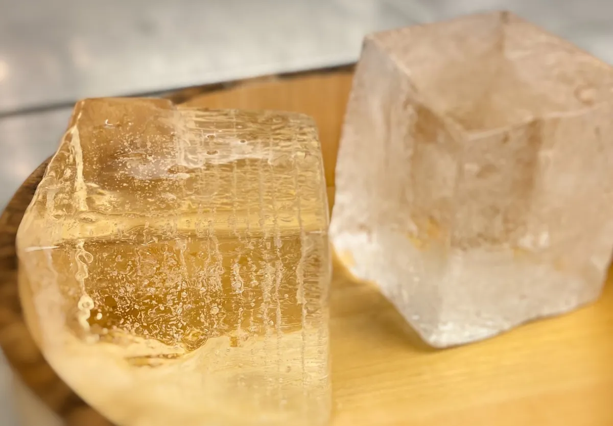 透明度の高い日光天然氷のブロック
