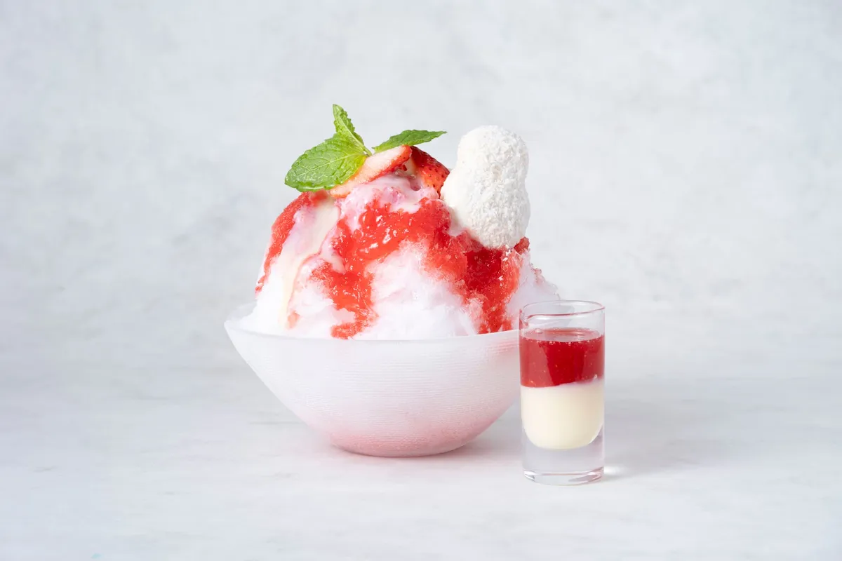 真っ赤ないちごソースと雪だるまマカロンが可愛いいちごミルク