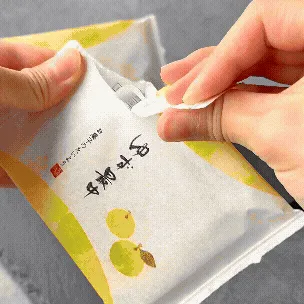 パッケージを開封する様子