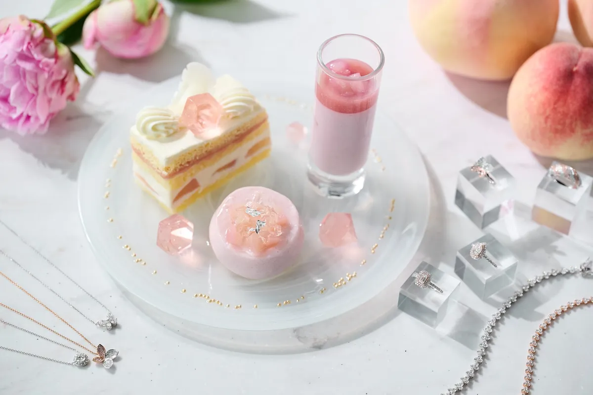 桃のショートケーキやムース、ダイヤモンド型のゼリーが並ぶピンクのスイーツプレート