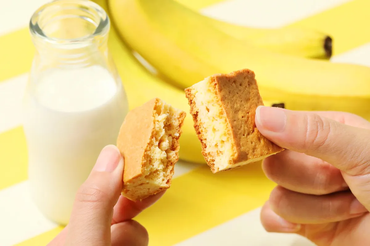 バナナミルクブラウニーを半分に割った様子。中にはホワイトチョコチップが見える