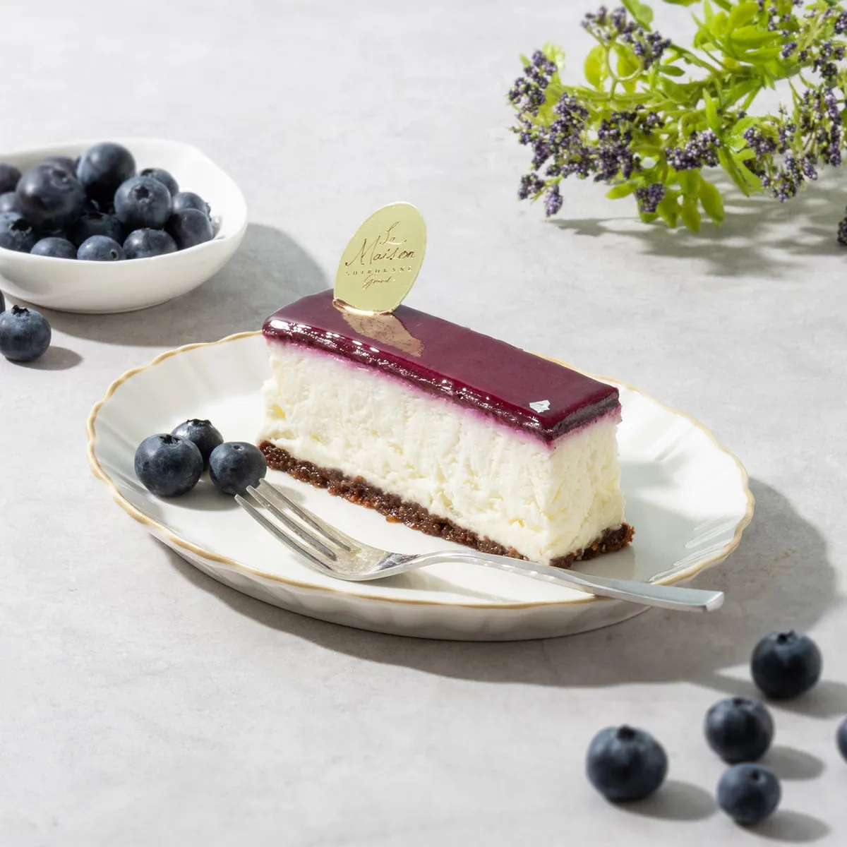 ブルーベリーソースが鮮やかなレアチーズケーキ