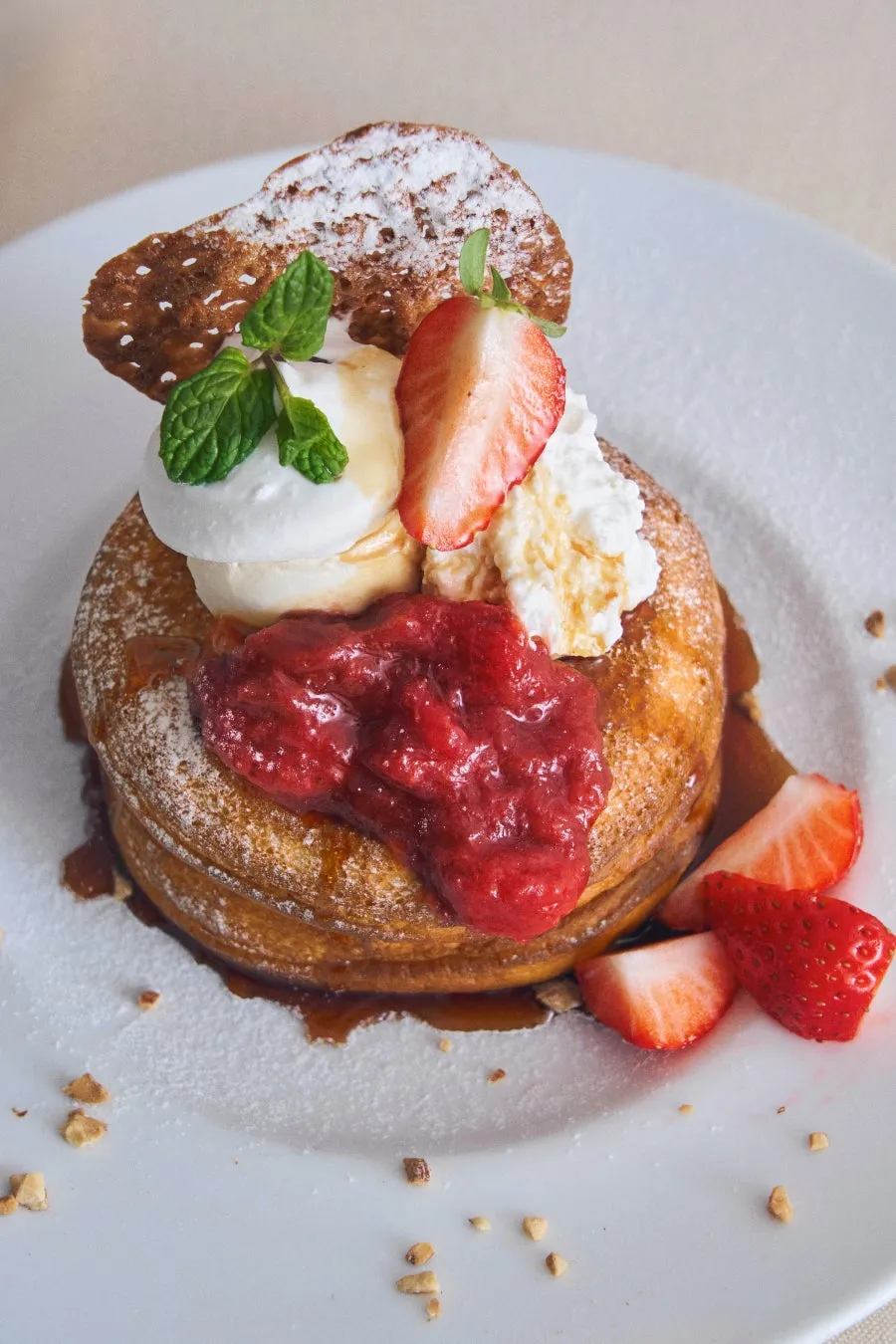 パンケーキのアップ。いちごの果実とコンフィチュールの質感が美味しそう