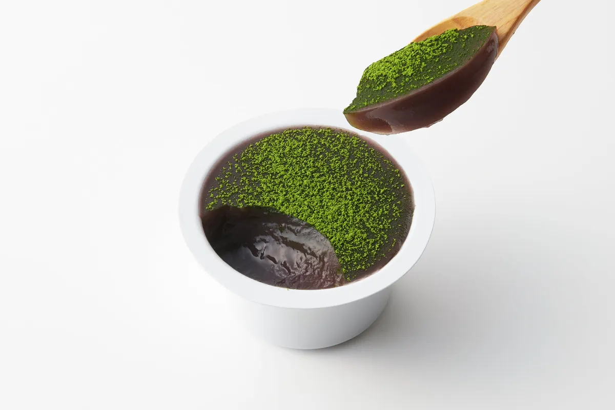抹茶パウダーをかけた本生羊羹 抹茶