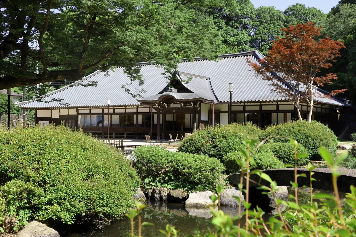 豊かな緑に囲まれた歴史ある鶴川香山園の建物外観