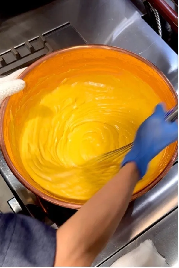 銅鍋で丁寧に炊き上げられる特製カスタードクリーム