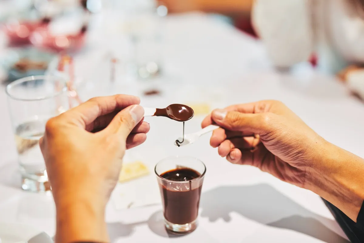 チョコレートのブレンドとテイスティングの様子