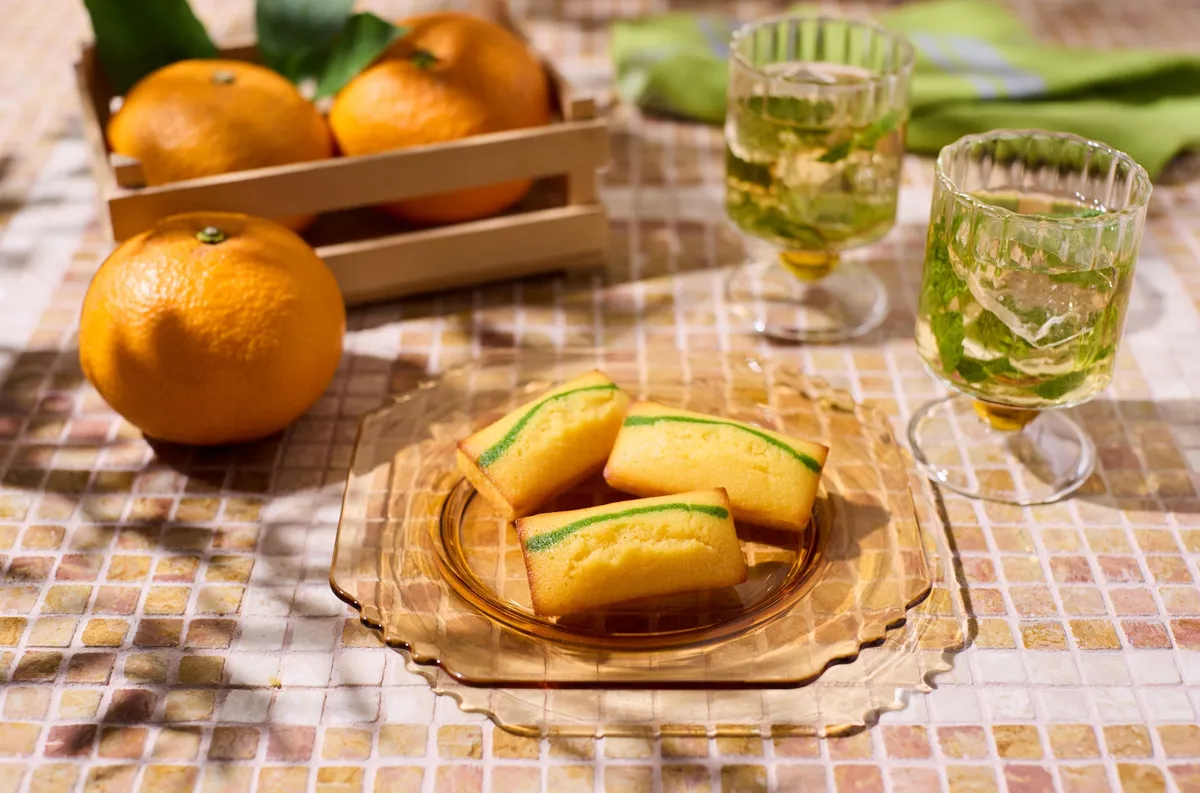 皿に盛り付けられた甘夏フィナンシェとフレッシュなオレンジ