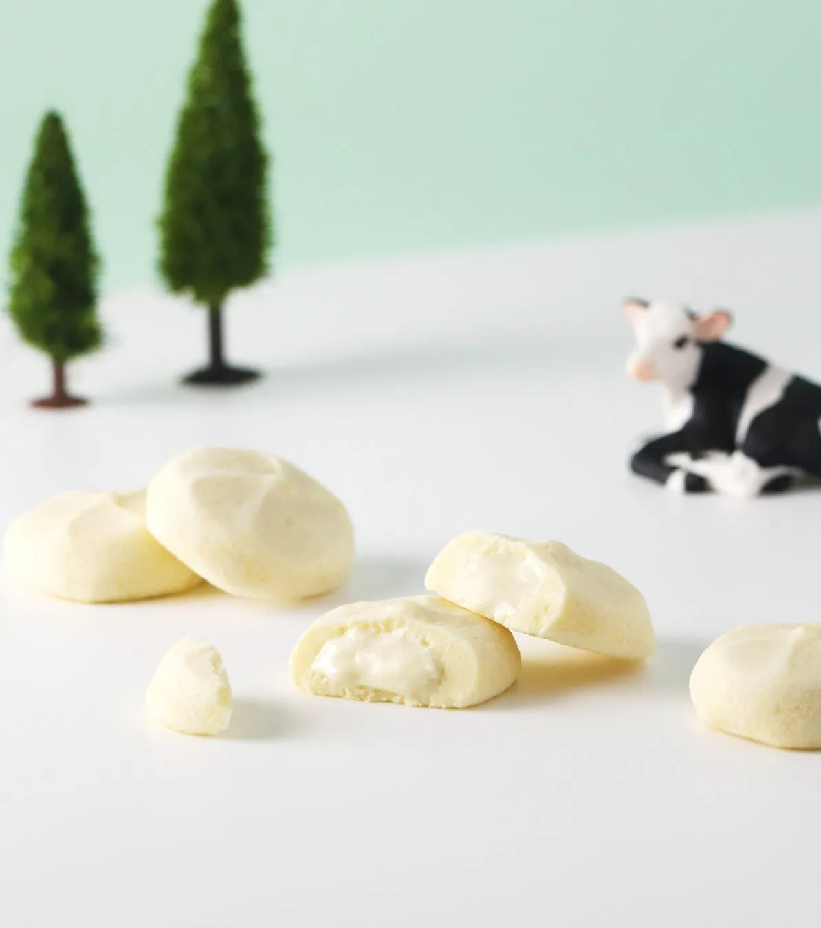 真っ白なミルク焼きチョコクッキー。優しいミルクの甘さが伝わってくるような断面です。