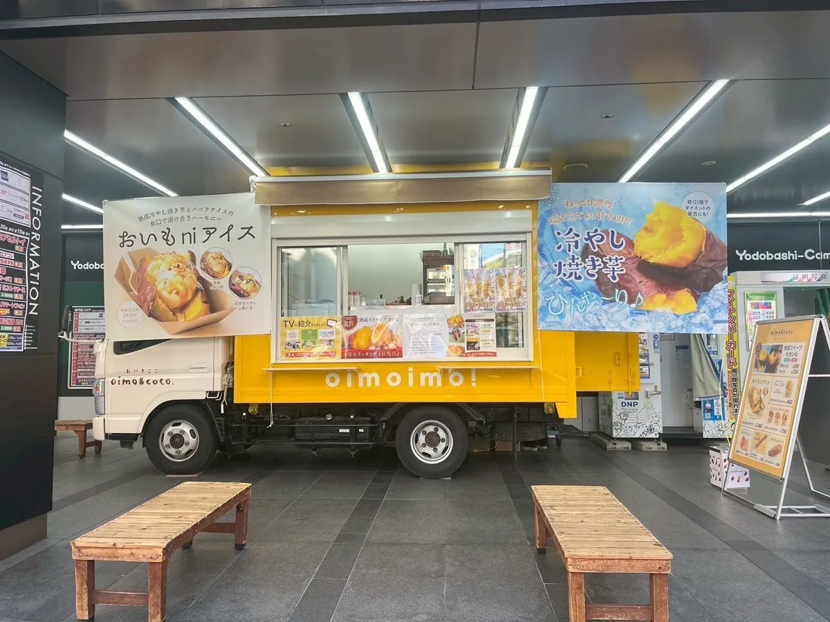 oimo&coco.のシンボルである黄色いキッチンカー