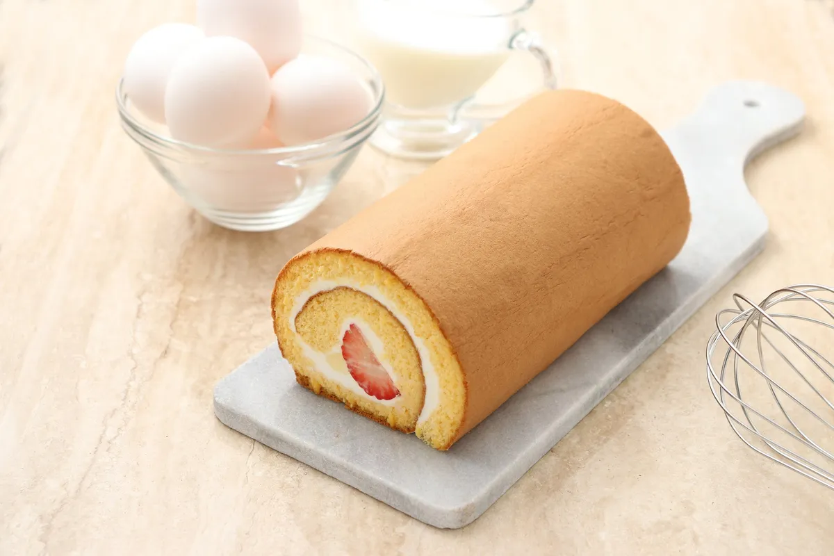 こだわり卵のスポンジで苺とクリームを包んだロール・ボヌール