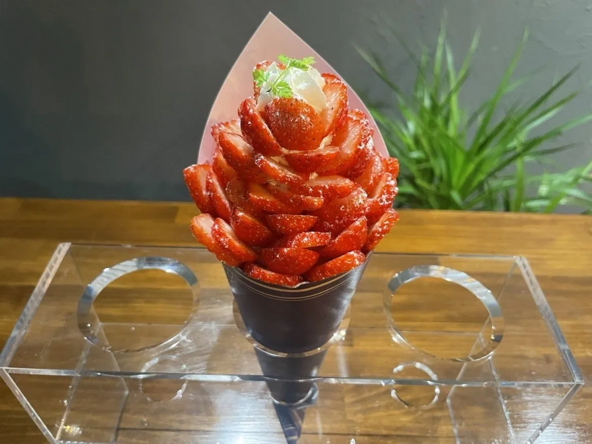 いちごが山盛りにトッピングされた贅沢なクレープ
