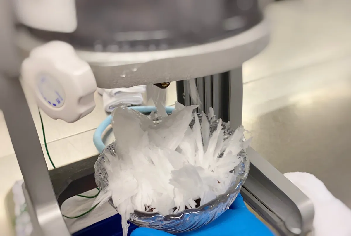 氷を細かく削り出す様子