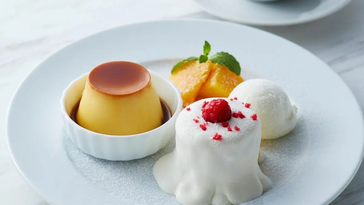 とろけるクリームのショートケーキにプリンとフルーツが添えられたプレート