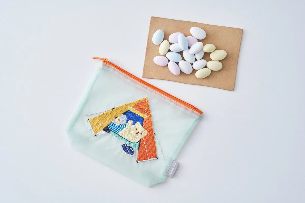 テントでくつろぐくまちゃんの刺繍ポーチとカラフルなドラジェ