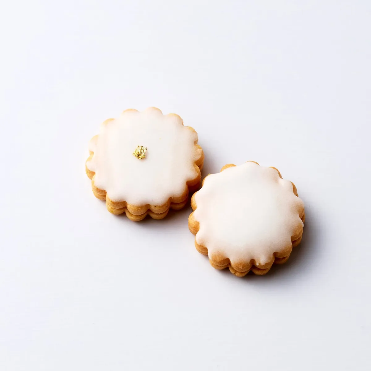 真っ白なアイシングに金箔が添えられた、上品で可愛らしいお花の形のクッキー。