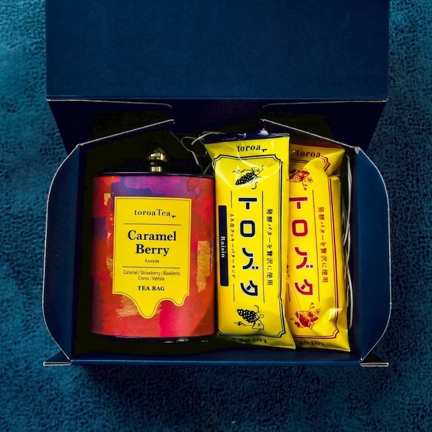 紺色のギフトBOXに綺麗に収められた紅茶缶とバターサンドのセット