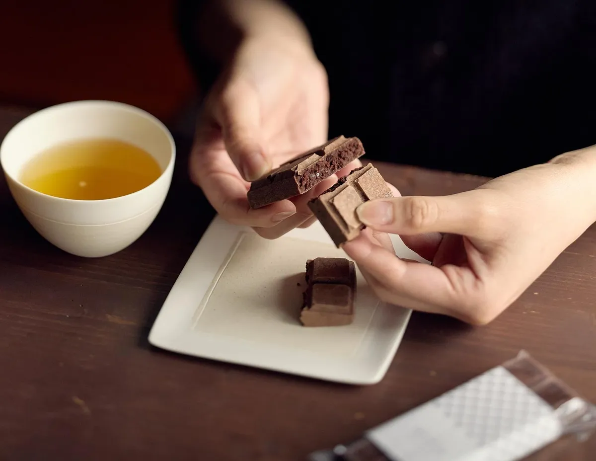 お茶と一緒にタブレット羊羹を割って楽しむ様子