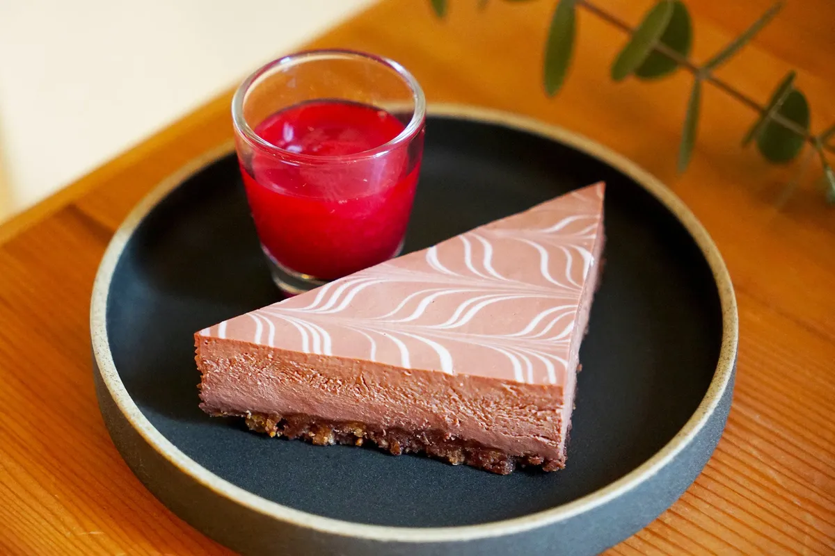 チェリーソースが添えられた、美しい模様のチョコレートレアチーズケーキ