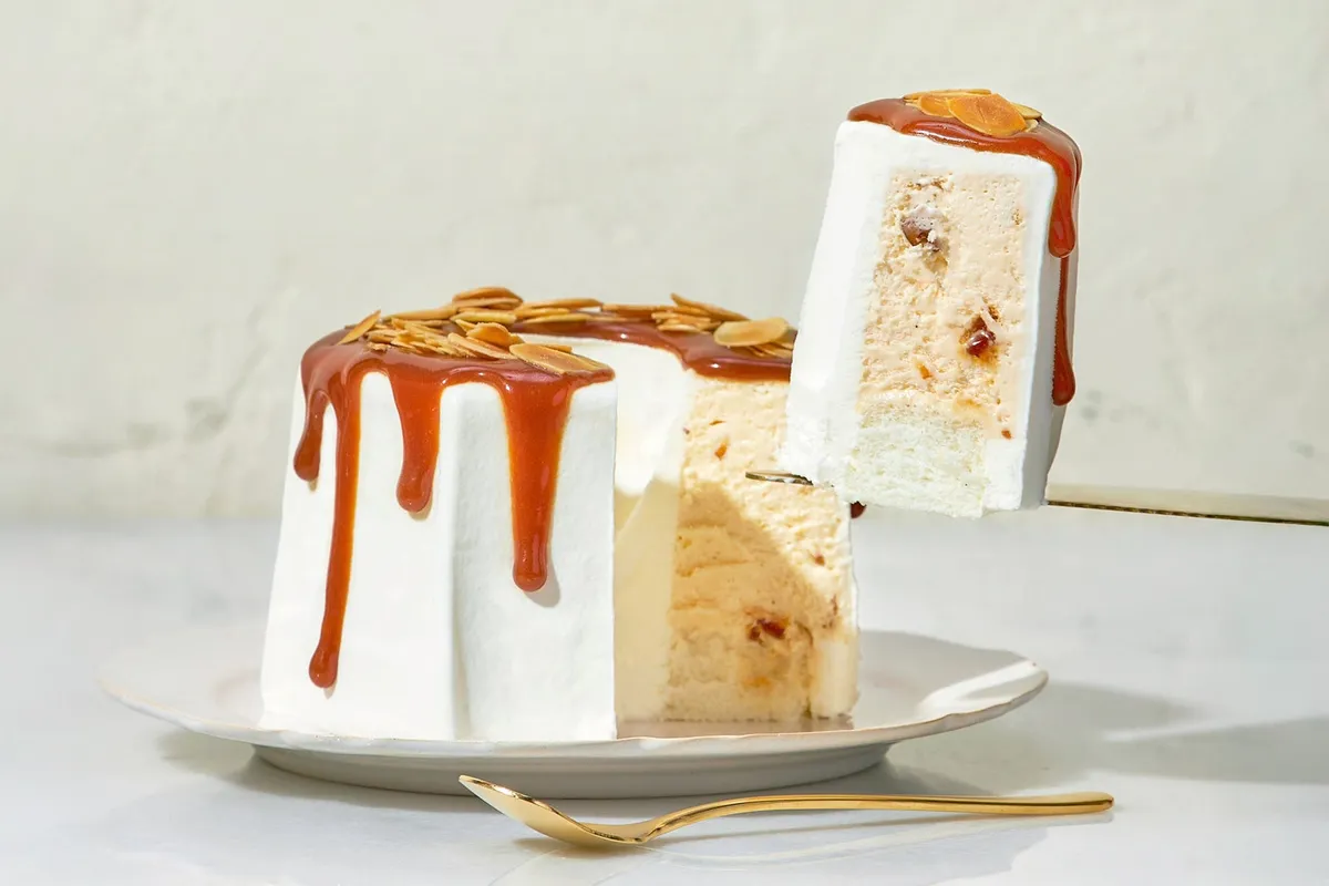 フォークで持ち上げられたケーキの層