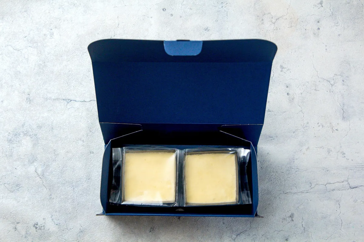 ネイビーのギフトBOXに入ったミニチーズケーキ
